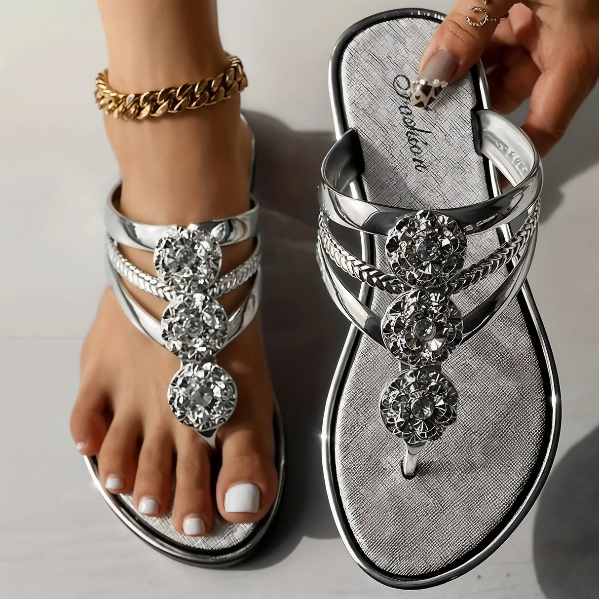 Florina – Ortopedyczne płaskie sandały z kwiatowym zdobieniem