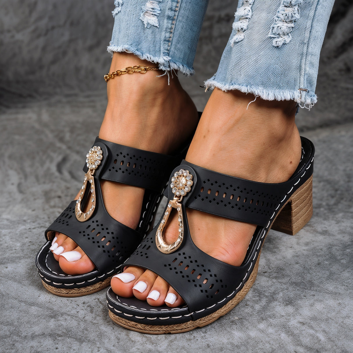 Joan – Eleganckie Ortopedyczne Sandały z Ozdobnym Obcasem i Maksymalną Wygodą