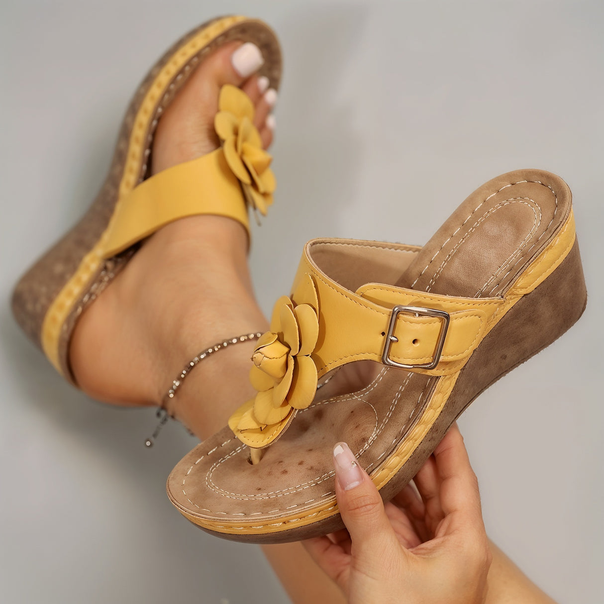 Hazel – Niezwykle Wygodne Ortopedyczne Klapki Na Koturnie z Kwiatowym Akcentem